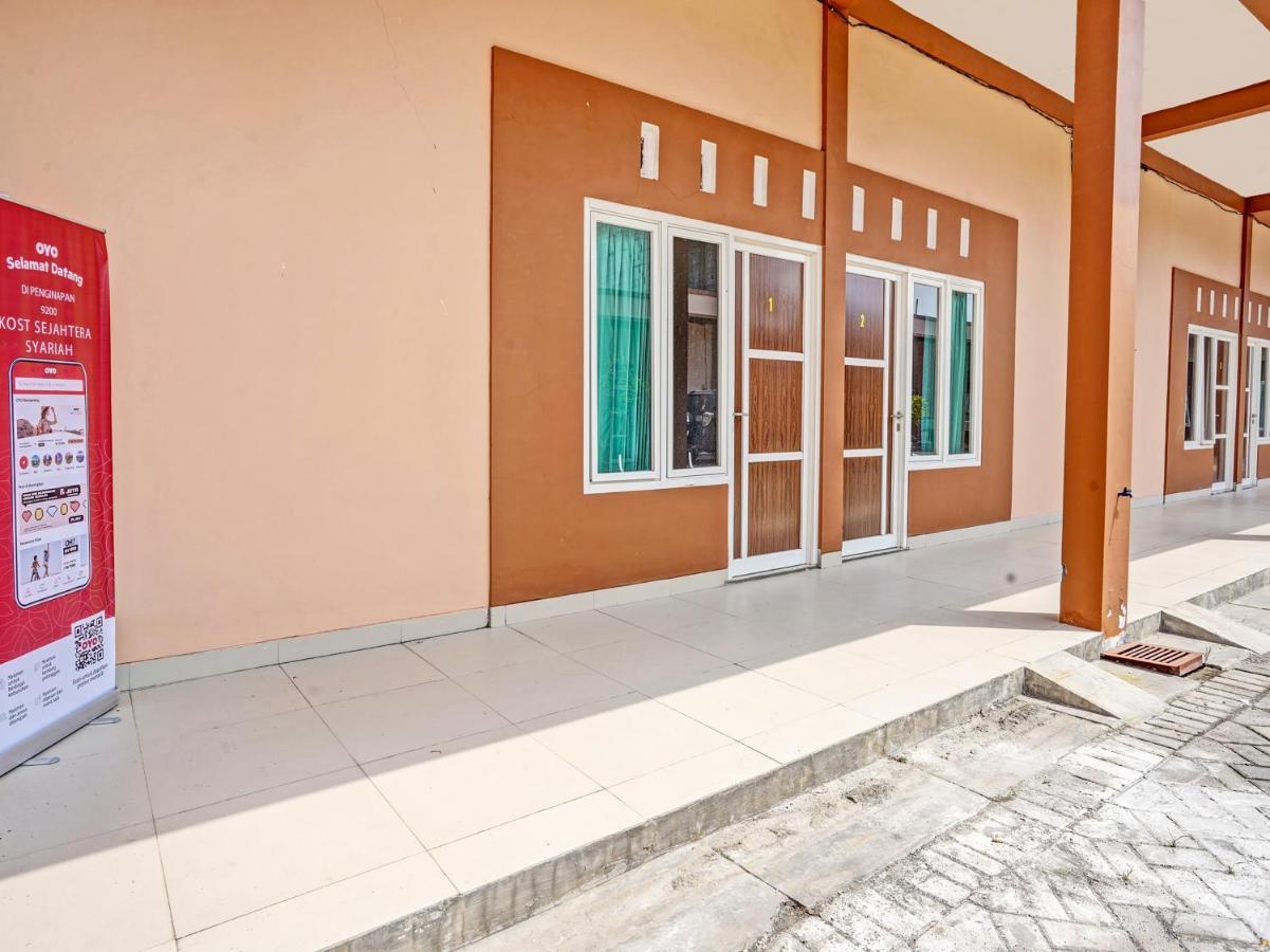 Oyo 92006 Kost Sejahtera Syariah Hotel Sidoarjo Bagian luar foto