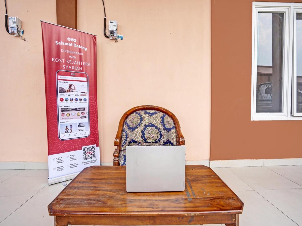 Oyo 92006 Kost Sejahtera Syariah Hotel Sidoarjo Bagian luar foto